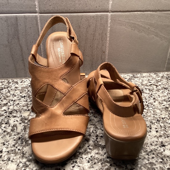 Naturalized No 5 Comfort Wedge Sandals Size 7.5 - Picture 1 of 10
